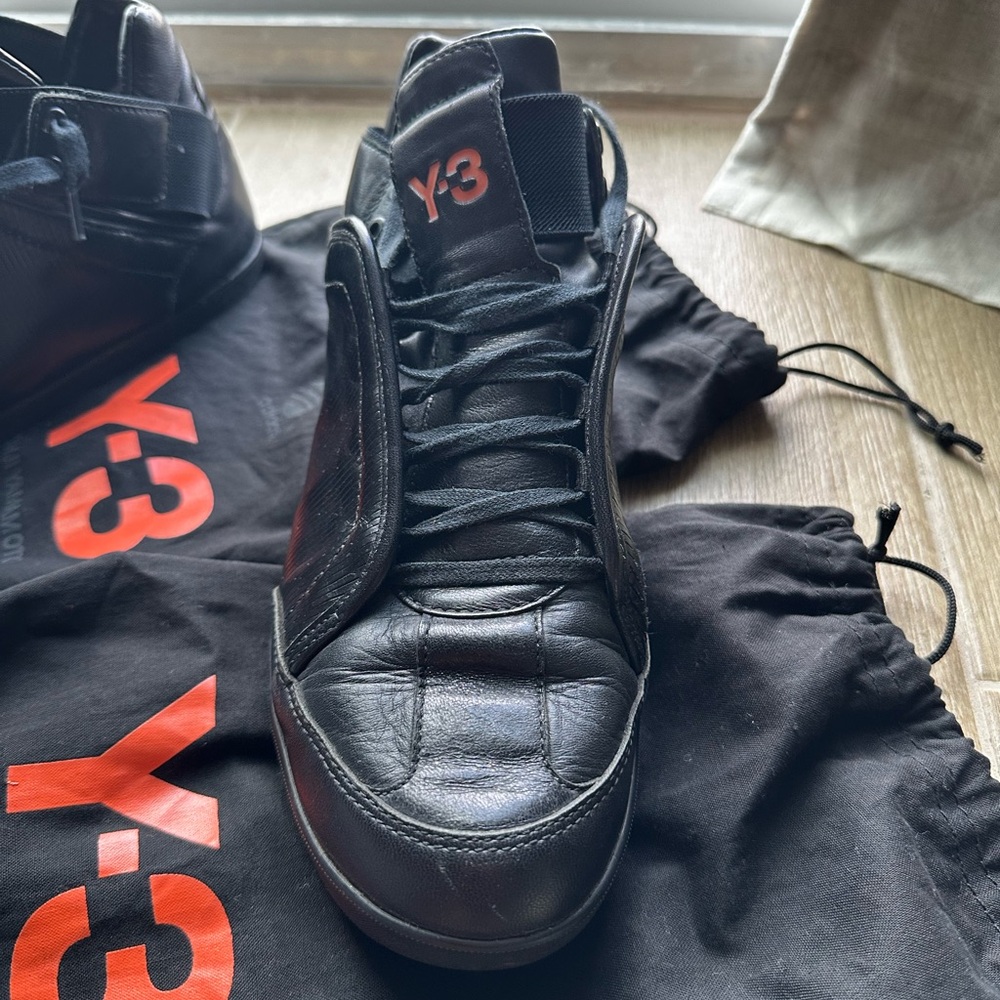 Y-3 Black Sleek Sneakers with Minimalist Design